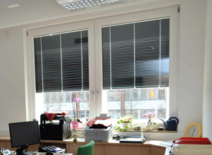 Foto_Sekretariat-Fenster mit Sonnenschutz
